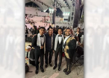 Fotos: Omar Maya/Gil Obed González // Al finalizar el homenaje a Juan Gabriel, los protagonistas se tomaron una foto con su servidor, Lucio Gopar.
