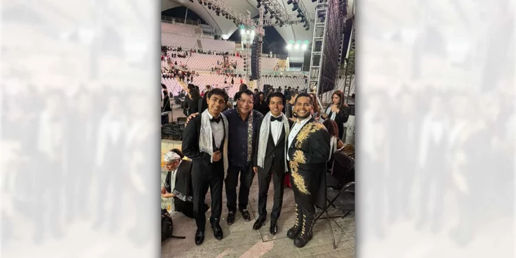 Fotos: Omar Maya/Gil Obed González // Al finalizar el homenaje a Juan Gabriel, los protagonistas se tomaron una foto con su servidor, Lucio Gopar.