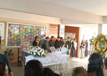 Comunidad escolar rinde homenaje póstumo y realiza el último pase de lista al alumno de 15 años en el patio central de la Secundaria Benito Juárez.