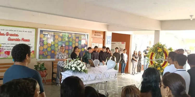 Comunidad escolar rinde homenaje póstumo y realiza el último pase de lista al alumno de 15 años en el patio central de la Secundaria Benito Juárez.