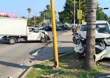 Con el frente completamente deshecho quedó la camioneta Toyota Tundra modelo 2026.