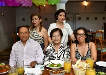 Foto: Rubén Morales // Doña Judith Hernández Antonio celebró su cumpleaños acompañada de su familia.