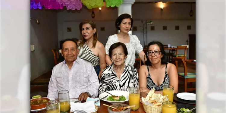 Foto: Rubén Morales // Doña Judith Hernández Antonio celebró su cumpleaños acompañada de su familia.