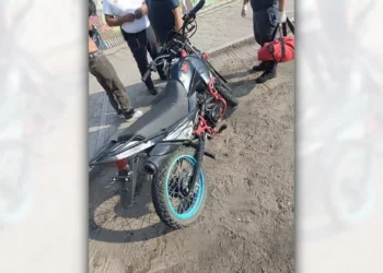 El motociclista sufrió raspaduras en el tórax y la pierna tras ser impactado por un taxi.