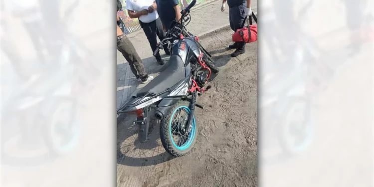 El motociclista sufrió raspaduras en el tórax y la pierna tras ser impactado por un taxi.