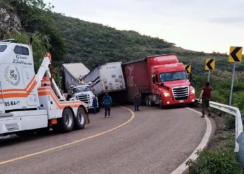 El tráiler quedó atravesado sobre ambos carriles tras derrapar en el pavimento mojado.