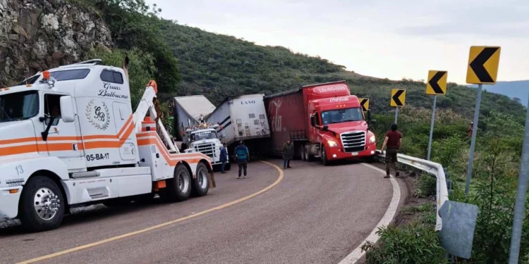 El tráiler quedó atravesado sobre ambos carriles tras derrapar en el pavimento mojado.