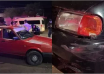 El vehículo Nissan Tsuru, color rojo, presentó daños en la parte frontal.