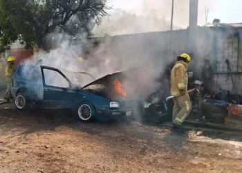 El vehículo Golf color verde ardió en llamas por una presunta falla mecánica.