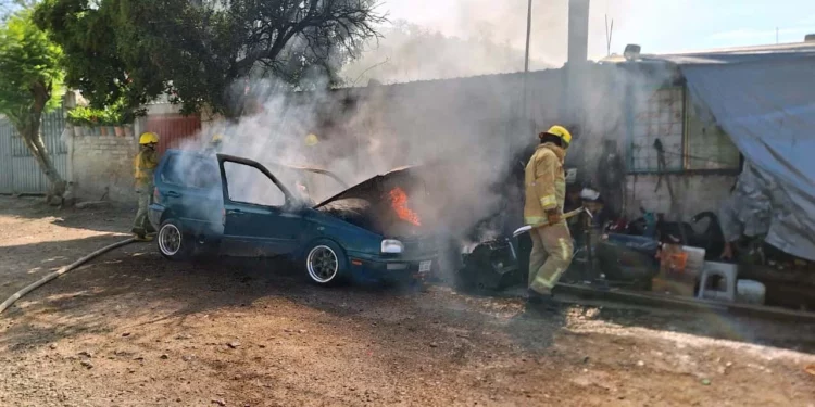 El vehículo Golf color verde ardió en llamas por una presunta falla mecánica.