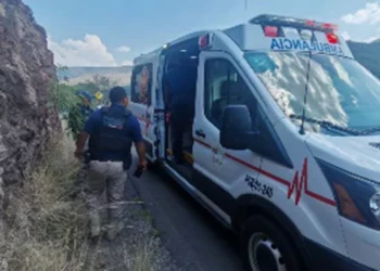 Los dos motociclistas terminaron con lesiones de consideración tras perder el control de su unidad.