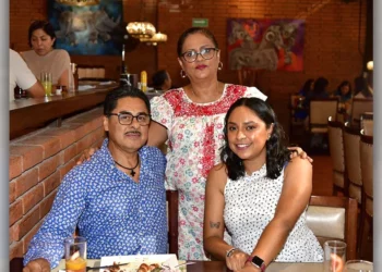 Fotos: Rubén Morales // Muy feliz, María del Carmen Silva Valencia celebró su cumpleaños acompañada de su esposo Isaac Díaz y su hija Carmen Soledad.