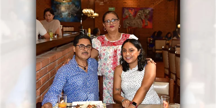 Fotos: Rubén Morales // Muy feliz, María del Carmen Silva Valencia celebró su cumpleaños acompañada de su esposo Isaac Díaz y su hija Carmen Soledad.