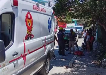 Paramédicos atendieron al motociclista de 76 años, quien sufrió una hemorragia.
