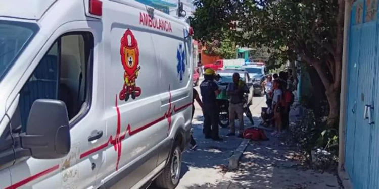 Paramédicos atendieron al motociclista de 76 años, quien sufrió una hemorragia.
