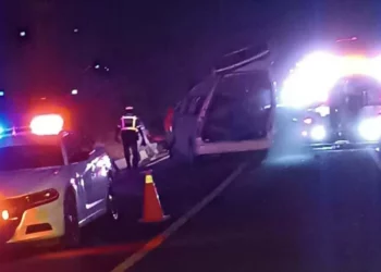 Solo daños materiales dejó la volcadura de una Urvan de pasaje.