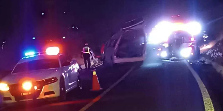 Solo daños materiales dejó la volcadura de una Urvan de pasaje.
