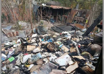 Vecinos de la colonia Militar instalan un centro de acopio para recolectar víveres en apoyo a los afectados por el siniestro.