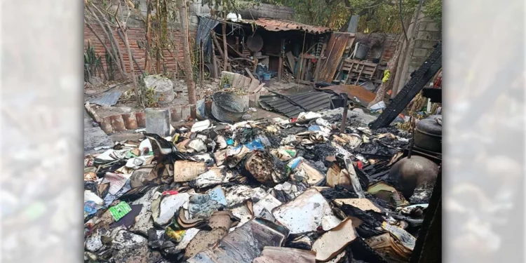 Vecinos de la colonia Militar instalan un centro de acopio para recolectar víveres en apoyo a los afectados por el siniestro.