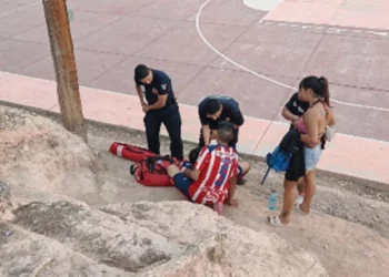 El joven de 23 años terminó con una probable fractura en la mano izquierda que requirió auxilio inmediato.