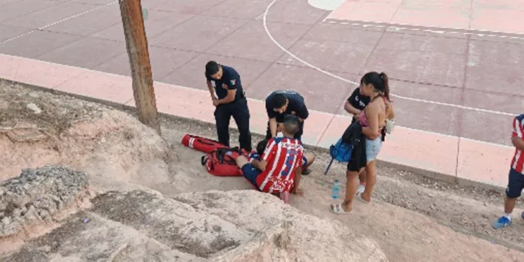 El joven de 23 años terminó con una probable fractura en la mano izquierda que requirió auxilio inmediato.
