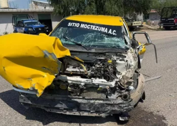 El taxi Nissan Tsuru quedó con el frente deshecho tras el violento impacto contra la pesada unidad de carga.