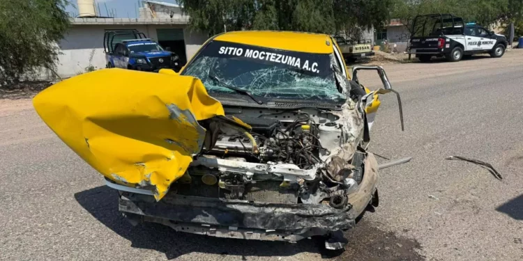 El taxi Nissan Tsuru quedó con el frente deshecho tras el violento impacto contra la pesada unidad de carga.