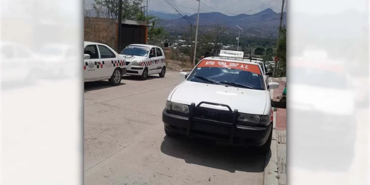 El taxi fue recuperado en la unidad deportiva de El Carmen sin su equipo de radiocomunicación ni estéreo.