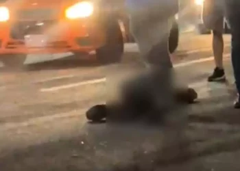 El lesionado fue localizado inconsciente sobre la calle Galeana tras perder el control de su unidad.