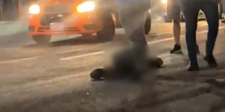El lesionado fue localizado inconsciente sobre la calle Galeana tras perder el control de su unidad.
