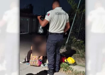 La joven de 21 años fue atendida por paramédicos en la vía pública.