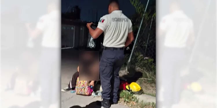La joven de 21 años fue atendida por paramédicos en la vía pública.