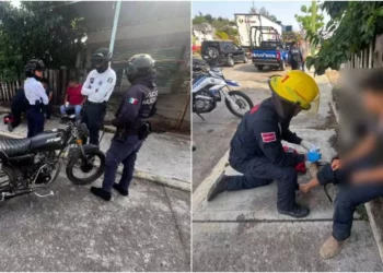 Paramédicos del cuerpo de Bomberos brindan auxilio al lesionado en el lugar.