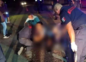 Paramédicos brindaron atención a los dos jóvenes de 16 años tras el percance vial en la carretera federal.