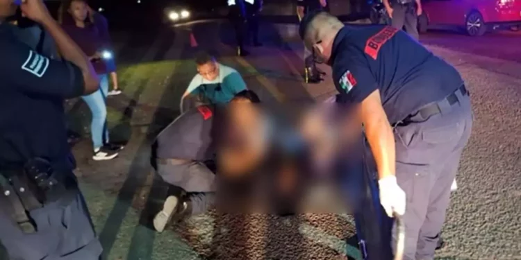 Paramédicos brindaron atención a los dos jóvenes de 16 años tras el percance vial en la carretera federal.