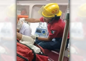 Paramédicos de Bomberos atienden al hombre que resultó con heridas de arma blanca en la cabeza tras el asalto.