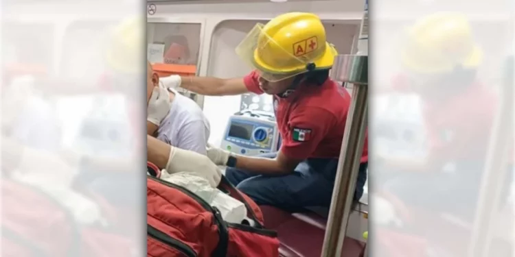 Paramédicos de Bomberos atienden al hombre que resultó con heridas de arma blanca en la cabeza tras el asalto.