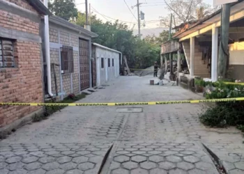 Agentes de investigación y peritos procesaron la escena en la vivienda de San Marcos Zacatepec.