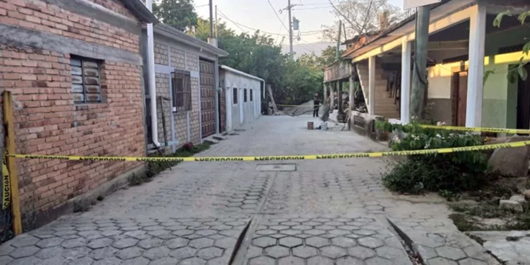 Agentes de investigación y peritos procesaron la escena en la vivienda de San Marcos Zacatepec.