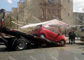 Foto: Adrián Gaytán // Al corralón por estacionarse en lugar prohibido.