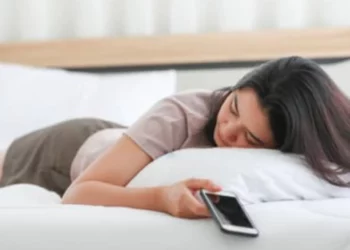 ¿Usas tu celular como despertador? El peligroso hábito que está destruyendo la calidad de tu sueño