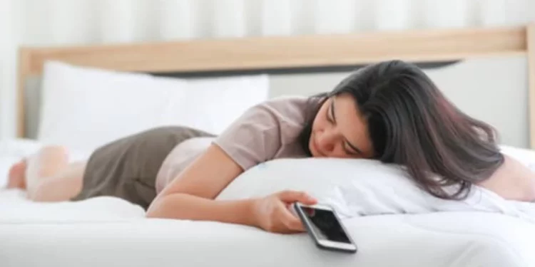 ¿Usas tu celular como despertador? El peligroso hábito que está destruyendo la calidad de tu sueño