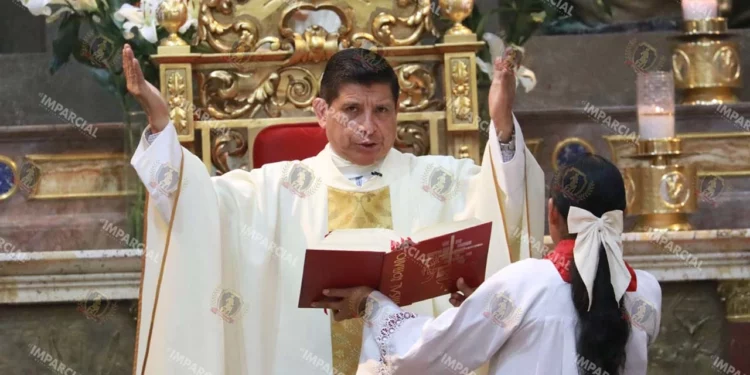 Foto: Adrián Gaytán // Alejandro Rodríguez, ofició la misa dominical.