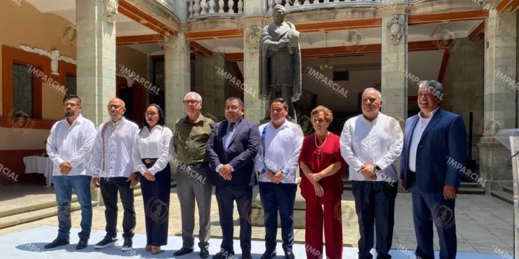 Foto: Yadira Sosa // Ayer rindieron protesta los funcionarios que acompañarán a Farid Acevedo en la UABJO.