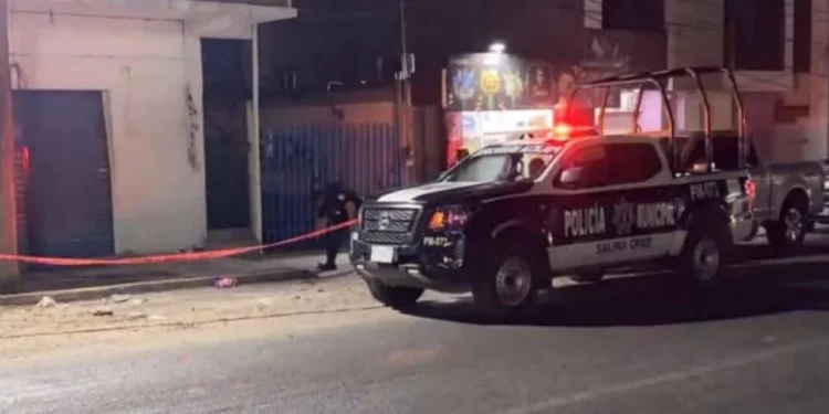 ¡Balacera en Salina Cruz deja un herido! Cuestionan manejo de evidencias en la escena