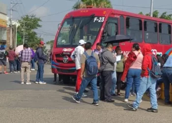 Paralizan rutas de Binnibus y se complica la movilidad en Oaxaca tras bloqueos de la Sección 22