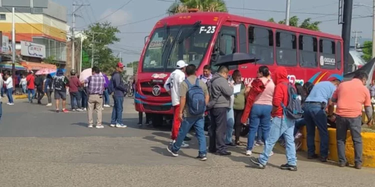 Paralizan rutas de Binnibus y se complica la movilidad en Oaxaca tras bloqueos de la Sección 22