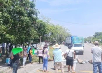 ¡Bloqueo en la Transístmica! Padres exigen destitución de seis maestros por presuntos abusos a estudiantes