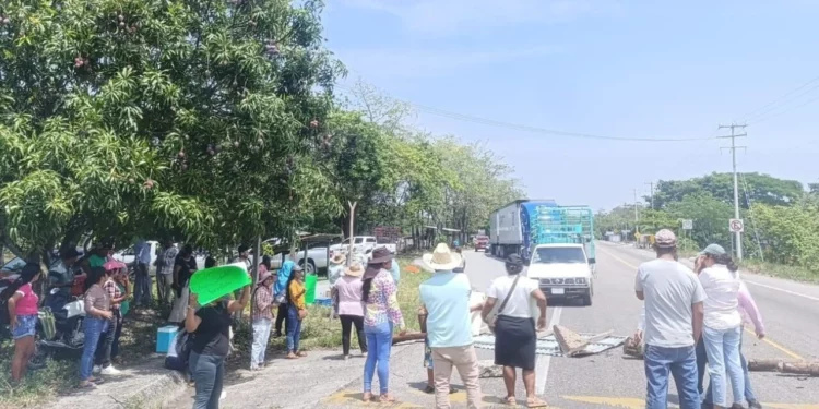 ¡Bloqueo en la Transístmica! Padres exigen destitución de seis maestros por presuntos abusos a estudiantes