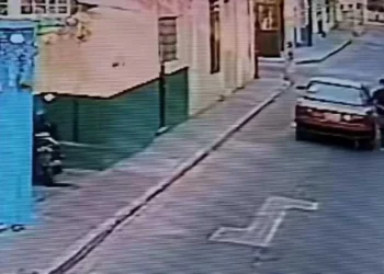 Cámaras de seguridad captaron el momento en que un sujeto baja de un taxi dorado con guinda para sustraer la motoneta en la calle Aquiles Serdán.